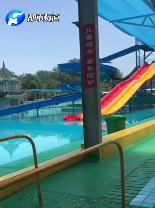 女子水上乐园溺亡?儿子在旁哭着说能不能救