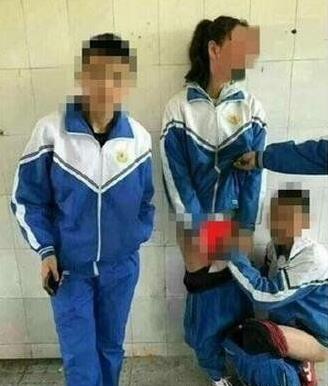 某校女生一边揉胸一边摸下体 这张校园霸让人愤怒