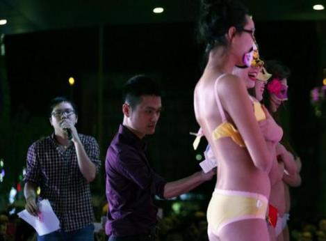 男人解开美女的全胸罩?男人扒开女人奶罩